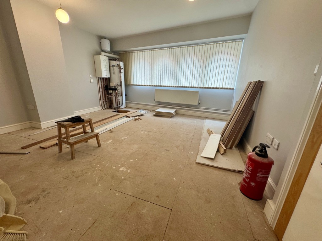 Lot: 93 - CITY CENTRE COMMERCIAL BUILDING WITH POTENTIAL - First floor room 1